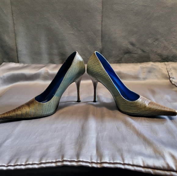 Teal and Brown Heeled Pumps - Picture 3 of 5